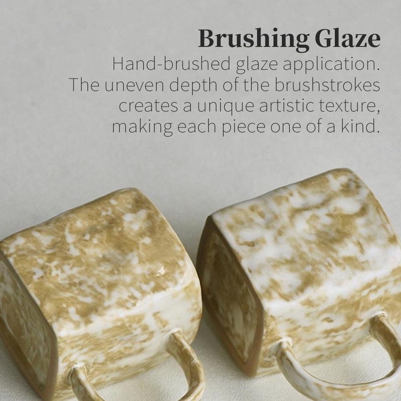 Może przedstawiać: Dwa ceramiczne kubki z ręcznie nakładaną glazurą o nier&oacute;wnej głębi i fakturze. Tekst na obrazie brzmi Brushing Glaze, Hand-brushed glaze application. The uneven depth of the brushstrokes creates a unique artistic texture, making each piece one of a kind.