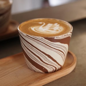 Brun marmorerad lera kaffemugg, Nerikomi-mugg, unik keramikpresent till henne, hantverkskeramisk tekopp (30 cl)