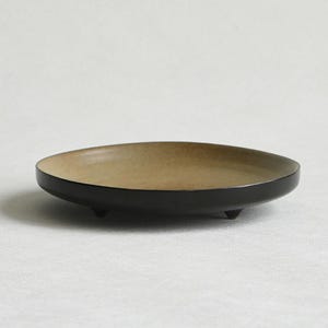 Louça artesanal, prato de cerâmica com pé, travessa pequena Wabi Sabi preta fosca, bandejas rasas de cerâmica feitas à mão, presente exclusivo para ela.