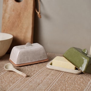 Mantequera de cerámica con tapa, regalo de boda de cerámica, mantequera con tapa y asa, recipiente rectangular para mantequilla de 510 ml con lunares.