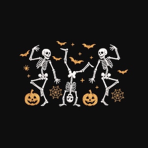 Könnte beinhalten: Eine schwarze Grafik mit drei weißen Skeletten in verschiedenen Posen, darunter eines im Handstand. Das Design enthält orangefarbene Kürbisse, Spinnennetze, kleine Sterne und fliegende Fledermäuse, die um die Skelette auf dunklem Grund angeordnet sind.