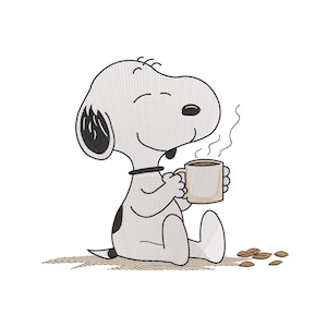 Op de afbeelding: Een geborduurd ontwerp van een witte beagle met een zwart oor en vlek, zittend en een lichtbruine mok vasthoudend waar stoom uit komt. Verschillende kleine bruine koffiebonen liggen verspreid op de grond bij de voeten van de beagle.