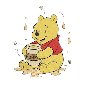 Può includere: Un'illustrazione ricamata di un orso giallo che indossa una maglietta rossa, seduto e che tiene in mano un vasetto di miele beige con la scritta HONEY. L'orso è circondato da piccole api volanti e gocce di miele dorate che cadono su una pozza.