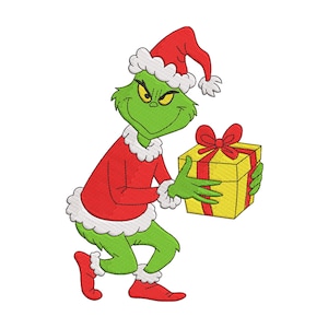 Könnte beinhalten: Ein gesticktes Motiv einer grünen Kreatur mit schelmischem Gesichtsausdruck, die einen roten Weihnachtsmannanzug mit weißem Pelzbesatz und passender Mütze trägt und ein gelbes Geschenk mit roter Schleife in den Händen hält.