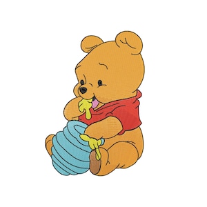 Puede incluir: Un parche bordado que muestra un oso de color amarillo dorado con una camiseta roja. El oso está sentado, sosteniendo una maceta de color azul claro con forma de colmena y comiendo miel amarilla con la mano. El diseño tiene texturas de puntadas.