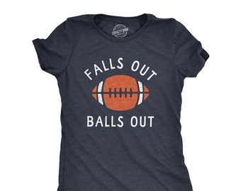 Camiseta de mamá de fútbol con el lema "Falls Out Balls Out"