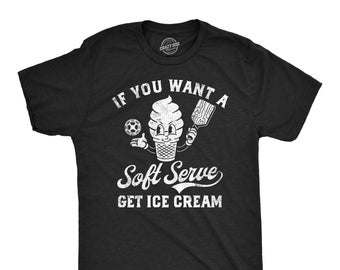 以下が含まれることがあります： 白いグラフィックが描かれた黒いTシャツ。漫画のアイスクリームコーンがパドルとサッカーボールを持っています。テキストは「ソフトサーブが欲しいなら、アイスクリームを手に入れよう」です。