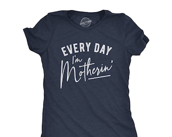 Grappig T-shirt voor moeders met de tekst "Every Day I'm Motherin'", een ideaal cadeau voor Moederdag.