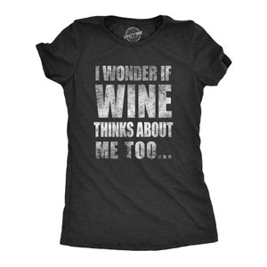 Preciso de camisa de vinho, camisa de vinho feminina, camisas femininas com dizeres, camisa de vinho engraçada, camisa de vinho para mulheres, me pergunto se o vinho também pensa em mim