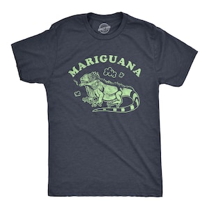 Könnte beinhalten: Dunkelblaues T-Shirt mit einem grünen, rauchenden Leguan-Motiv und dem Wort "Marijuana" in Grün. Das Design ist im Used-Look. Das T-Shirt ist von Crazy Dog T-shirts.