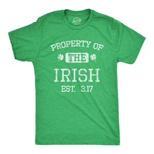 Puede incluir: Camiseta verde con texto blanco que dice "Property of the Irish Est. 3.17".
