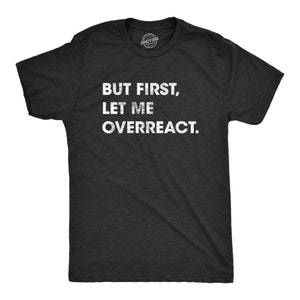 Puede incluir: Camiseta negra con texto blanco que dice "But first, let me overreact."