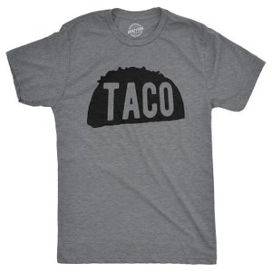K&ouml;nnte beinhalten: Ein heidefarbenes T-Shirt mit einer schwarzen Silhouette eines Tacos und dem Wort "TACO" darauf gedruckt.