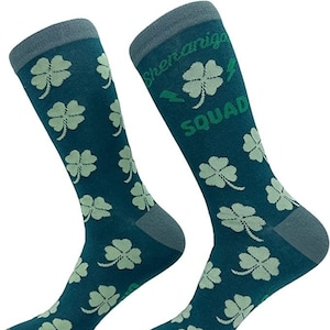 Könnte beinhalten: Ein Paar blaugrüne Socken mit einem Muster aus grünen vierblättrigen Kleeblättern. Eine Socke trägt den Text "Shenanigans Squad" in Weiß.