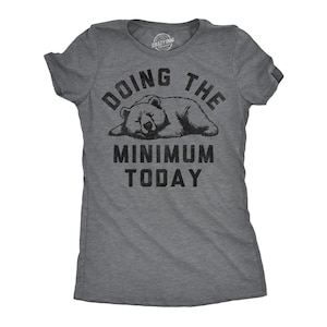 Puede incluir: Camiseta gris con un oso negro durmiendo y el texto "Doing the Minimum Today".
