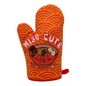 Puede incluir: Manopla de horno roja con un tazón de ramen de dibujos animados con el texto "Miso Cute" en él.