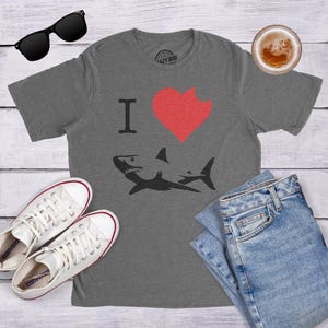 Camiseta "Me encantan los tiburones", divertida camiseta con estampado de mordedura de tiburón para hombre, regalo para amantes de los tiburones