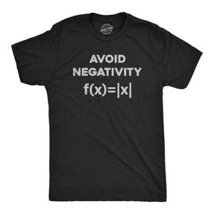 Może przedstawiać: Czarny t-shirt z krótkim rękawem z białym napisem AVOID NEGATIVITY oraz matematyczną funkcją wartości bezwzględnej f(x)=|x| nadrukowaną na środku klatki piersiowej. Koszulka posiada okrągły dekolt i standardowy krój.
