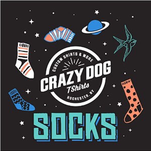 Puede incluir: Un logotipo en blanco y negro para "Crazy Dog T-Shirts" con las palabras "Custom Shirts & More" y "Rochester, NY" en un c&iacute;rculo. El logotipo est&aacute; rodeado de calcetines coloridos, estrellas y un planeta con anillos. El texto "Socks" est&aacute; escrito en letras grandes y coloridas debajo del logotipo.