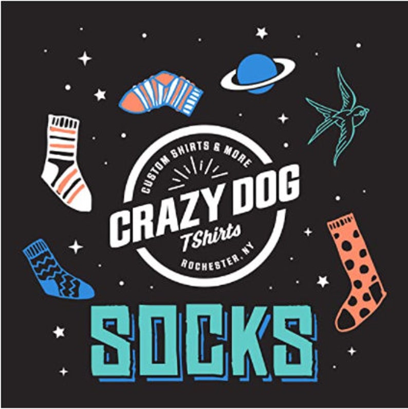 Puede incluir: Un logotipo en blanco y negro para "Crazy Dog T-Shirts" con las palabras "Custom Shirts & More" y "Rochester, NY" en un c&iacute;rculo. El logotipo est&aacute; rodeado de calcetines coloridos, estrellas y un planeta con anillos. El texto "Socks" est&aacute; escrito en letras grandes y coloridas debajo del logotipo.