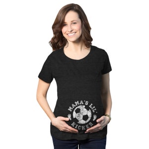 Koszulka ciążowa STRETCHY Soccer, prezent ciążowy dla mamy sportowej, zabawna koszulka ciążowa, koszulka dla przyszłej mamy, Mamas Lil Kicker, Little Kicker