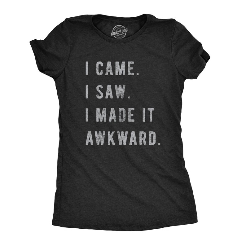 K&ouml;nnte beinhalten: Ein dunkelgraues T-Shirt mit einem wei&szlig;en, abgenutzten Aufdruck, der "Ich kam. Ich sah. Ich machte es peinlich." lautet.