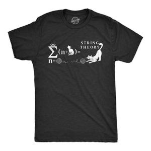 Könnte beinhalten: Ein anthrazitfarbenes Kurzarm-T-Shirt mit einem weißen Grafikdruck einer mathematischen Gleichung, die "Σ(n+cat)=STRING THEORY" lautet, mit Illustrationen von Katzen und Wollknäueln, die in den Text und die Symbole auf der Vorderseite integriert sind.