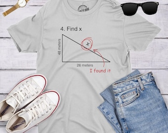Può includere: Una t-shirt grigio chiaro a maniche corte con un grafico a triangolo rettangolo nero con il testo 4. Find x, 48 meters e 26 meters. Un cerchio rosso circonda una x, con una freccia rossa che punta verso di essa e il testo rosso I found it.
