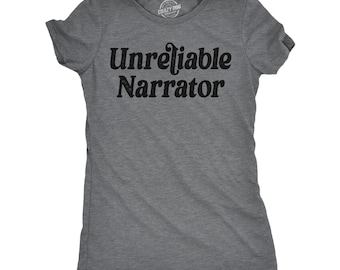Könnte beinhalten: Ein anthrazitfarbenes Kurzarm-T-Shirt mit dem schwarzen Schriftzug "Unreliable Narrator" auf der Brust. Das T-Shirt hat einen Rundhalsausschnitt und ein kleines "Crazy Dog"-Logo im inneren Nackenbereich.