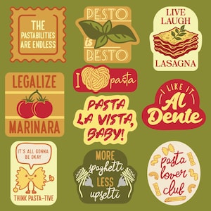 Może przedstawiać: Kolekcja naklejek o tematyce makaronowej z różnymi wzorami i tekstami. Naklejki zawierają frazy takie jak "Pasta La Vista, Baby!" i "Pasta Lover Club", a także ilustracje makaronu, pomidorów i bazylii.