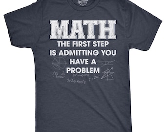 Può includere: Una t-shirt a maniche corte in blu navy mélange scuro con testo bianco dall'aspetto vissuto che recita MATH THE FIRST STEP IS ADMITTING YOU HAVE A PROBLEM, accompagnato da vari diagrammi matematici bianchi ed equazioni complesse sotto il testo.
