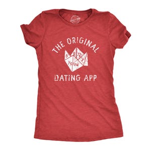 以下が含まれることがあります： 白い文字で「The Original Dating App」と書かれた赤いTシャツと、数字と「Yellow」の文字が書かれた白い折り紙の占いが描かれています。