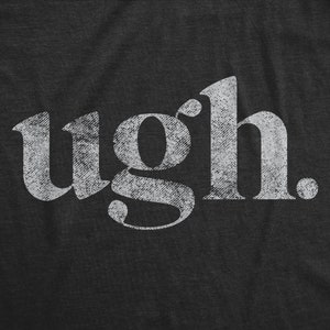 Puede incluir: Una camiseta gris oscura con un gr&aacute;fico blanco desgastado que dice "ugh."