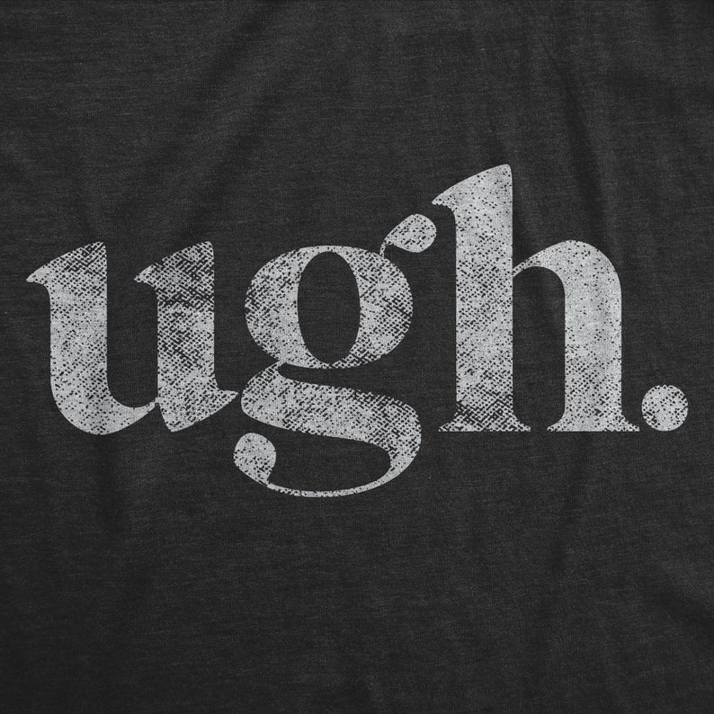 Puede incluir: Una camiseta gris oscura con un gr&aacute;fico blanco desgastado que dice "ugh."