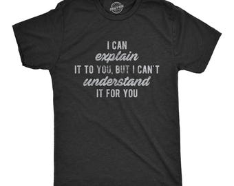Op de afbeelding: Een antracietgrijs t-shirt met korte mouwen en de witte tekst I CAN explain IT TO YOU, BUT I CAN'T understand IT FOR YOU op de voorzijde. Het shirt heeft een ronde hals en een standaard pasvorm, met een klein merklogo aan de binnenzijde.