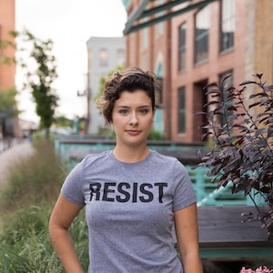 T-shirt met 'Resist'-boodschap, politiek T-shirt, grafische top voor dames