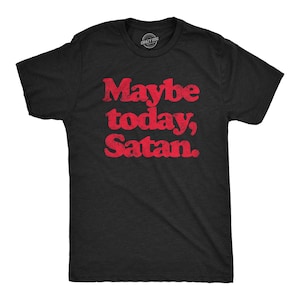 Op de afbeelding: Een zwart t-shirt met korte mouwen en de rode, verweerde tekst "Maybe today, Satan." op de borst. Het shirt heeft een ronde hals en een standaard pasvorm, met een klein rond merklogo aan de binnenkant van de kraag bij de nek.