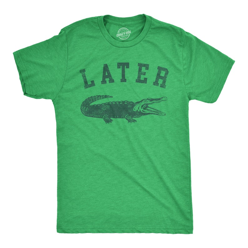 Puede incluir: Camiseta verde con un gr&aacute;fico de cocodrilo negro y la palabra "LATER" en una fuente universitaria vintage.