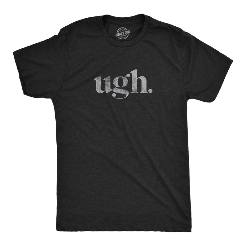 Puede incluir: Camiseta negra con la palabra "ugh" impresa en blanco en la parte delantera.