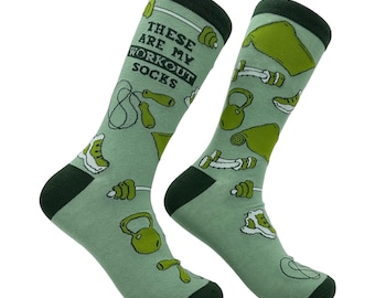 Könnte beinhalten: Ein Paar hellgrüne Socken mit dunkelgrünen Bündchen, Fersen und Zehenbereichen. Die Socken zeigen ein wiederkehrendes Muster aus Fitnessgeräten wie Kettlebells, Springseilen und Turnschuhen sowie den Text "THESE ARE MY WORKOUT SOCKS".