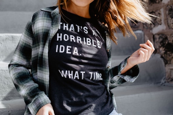 Esa es una idea horrible a que hora camisa camisa de mujer divertida camisa grosera atrevida para las mujeres camisetas de mujer frescas camisas con refranes Etsy Mexico