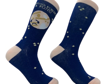 Op de afbeelding: Een paar marineblauwe sokken met een lichtgekleurde hiel, teen en boord. De sokken zijn versierd met kleine gele sterpatronen. Eén sok toont een afbeelding van de planeet Pluto met een verdrietig gezicht en de tekst NEVER FORGET PLUTO.