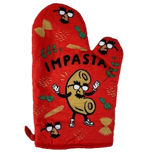 Puede incluir: Un guante de cocina rojo con un personaje de macarrones de dibujos animados en el centro que lleva gafas y bigote. El texto IMPASTA está impreso en negro sobre el personaje. El diseño incluye ilustraciones dispersas de pasta farfalle, hojas de albahaca y motivos de bigotes.