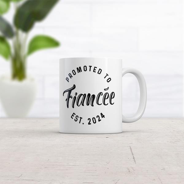 Tasse à café drôle fiancée, cadeaux de la mariée, tasse de travail drôle, tasse fête des mères, tasse à café pour femme, promu fiancée, Est 2024, cadeaux de fiançailles