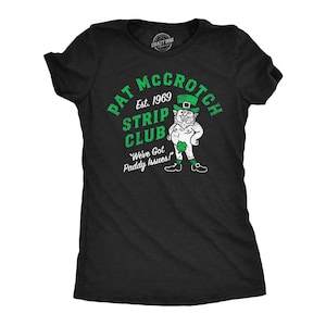 Op de afbeelding: Zwart T-shirt met een groene en witte afbeelding van een kabouter met de tekst "Pat McCroth Strip Club Est. 1969" en "We've Got Paddy Issues!"