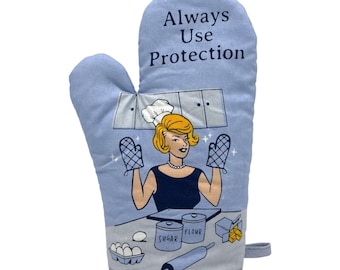 Könnte beinhalten: Ein hellblauer Ofenhandschuh mit dem Text Always Use Protection. Die Grafik zeigt eine Person mit blonden Haaren, Kochmütze und schwarzem Oberteil in einer Küche mit Behältern, die als Sugar und Flour beschriftet sind, Eiern und einem Nudelholz.