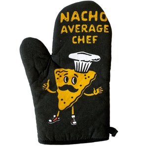 Puede incluir: Manopla de horno negra con un chip de nacho de dibujos animados amarillo que lleva un gorro de chef y el texto "Nacho Average Chef".
