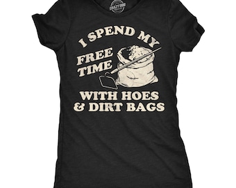 Camiseta divertida de jardinería: Paso mi tiempo libre con azadas