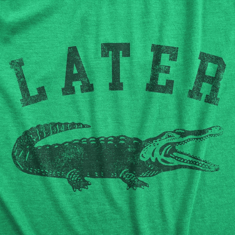 Puede incluir: Camiseta verde con un gr&aacute;fico de cocodrilo negro y la palabra "LATER" impresa en negro.