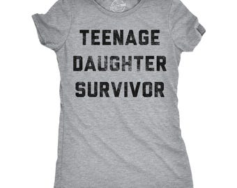 Camiseta divertida de mamá, camiseta de hija adolescente superviviente